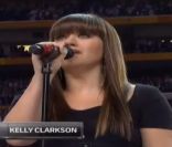 Super Bowl XLVI : Kelly Clarkson émouvante et Jessica Simpson très enceinte