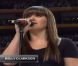 Kelly Clarkson chante l'hymne national américain le 5 février 2012 lors du Super Bowl disputé à Indianapolis