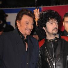 Johnny Hallyday et Yarol Poupaud sur les tapis rouges des NRJ Music Awards, le 28 janvier 2012.