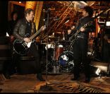 Johnny Hallyday et Yarol Poupaud lors du concert privé donné à la tour Eiffel, le 3 décembre 2011.