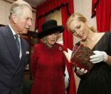 <p>L\'actrice américaine Gillian Anderson a donné une lecture privée de Dickens au prince Charles et à la duchesse Camilla, partageant quelques blagues autour d\'une édition originale avec les annotations de l\'auteur.</p>
<p>Le prince Charles et Camill
