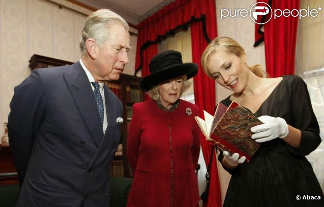  L'actrice américaine Gillian Anderson a donné une lecture privée de Dickens au prince Charles et à la duchesse Camilla, partageant quelques blagues autour d'une édition originale avec les annotations de l'auteur. 
 Le prince Charles et Camilla Parker Bowles ont pris part le 7 février 2012 aux célébrations du bicentenaire de la naissance de Charles Dickens. A Londres, ils ont profité d'une lecture privée de l'actrice Gillian Anderson au Charles Dickens Museum, puis d'un service religieux à l'abbaye de Westminster. 