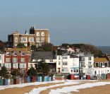  A Broadstairs, dans le Kent, que domine la fameuse Bleak House, on honore aussi Charles Dickens. 
 Le prince Charles et Camilla Parker Bowles ont pris part le 7 février 2012 aux célébrations du bicentenaire de la naissance de Charles Dickens. A Londres, ils ont profité d'une lecture privée de l'actrice Gillian Anderson au Charles Dickens Museum, puis d'un service religieux à l'abbaye de Westminster. 