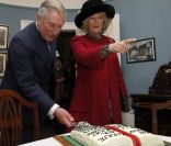 Au Charles Dickens Museum, Charles et Camila ont notamment coupé un gâteau pour le bicentenaire d l\'écrivain. Le prince Charles et Camilla Parker Bowles ont pris part le 7 février 2012 aux célébrations du bicentenaire de la naissance de Charles Dicke