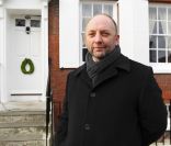  Ian Dickens, arrière-arrière-petit-fils de Charles Dickens, devant la maison natale de l'écrivain à Portsmouth, au matin du bicentenaire de sa naissance. 
 Le prince Charles et Camilla Parker Bowles ont pris part le 7 février 2012 aux célébrations du bicentenaire de la naissance de Charles Dickens. A Londres, ils ont profité d'une lecture privée de l'actrice Gillian Anderson au Charles Dickens Museum, puis d'un service religieux à l'abbaye de Westminster. 