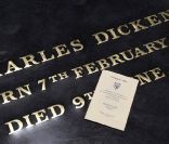Le prince Charles et Camilla Parker Bowles ont pris part le 7 février 2012 aux célébrations du bicentenaire de la naissance de Charles Dickens. A Londres, ils ont profité d\'une lecture privée de l\'actrice Gillian Anderson au Charles Dickens Museum, p