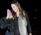 Alessandra Ambrosio bien enceinte à son arrivée à l\'aéroport de Los Angeles le 7 février 2012