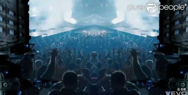 Un nouveau blockbuster de science-fiction ? 
 Jay-Z et Kanye West métamorphosent le réel avec le clip de  Niggas in Paris , extrait de leur album collaboratif  Watch The Throne . 