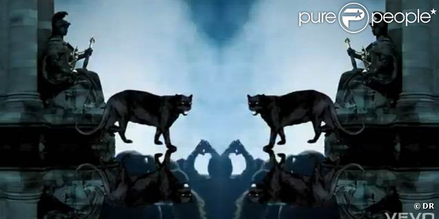  Effets de symétrie sur éléments symboliques et mythologiques, pour une scénographie hallucinante. 
 Jay-Z et Kanye West métamorphosent le réel avec le clip de  Niggas in Paris , extrait de leur album collaboratif  Watch The Throne . 