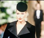 Carla Bruni défile pour Yves Saint Laurent