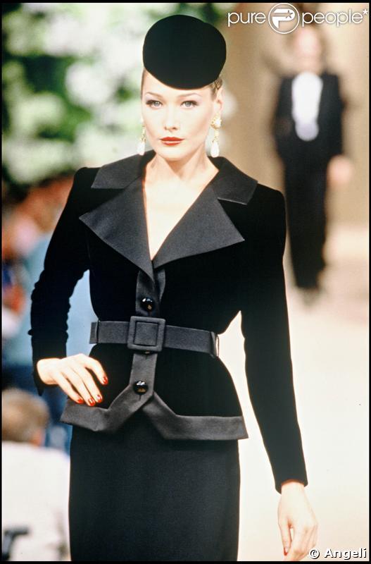 Carla Bruni défile pour Yves Saint Laurent