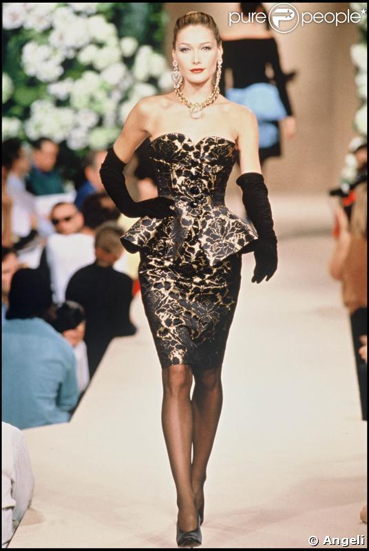 Carla Bruni défile pour Yves Saint Laurent
