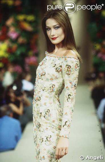 Carla Bruni défile pour Yves Saint Laurent