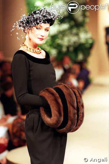 Carla Bruni défile pour Yves Saint Laurent
