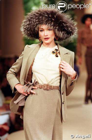 Carla Bruni défile pour Yves Saint Laurent