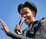 Michelle Obama se met en quatre au parc Disney World, le samedi 11 février à Orlando en Floride, pour soutenir son programme anti-obésité <em>Let\'s Move</em>.