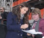 L'actrice Nina Dobrev quitte le défilé Hervé Léger by Max Azria et signe quelques autographes à New York, le 11 février 2012.