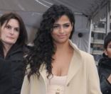 Camila Alves quitte le défilé Hervé Léger by Max Azria automne-hiver 2012/2013 à New York, le 11 février 2012.