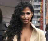 Camila Alves quitte le défilé Hervé Léger by Max Azria à New York, le 11 février 2012.