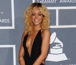 Rihanna : Envoûtée, décolletée et sensuelle lorsqu'elle arrive à la 54e cérémonie des Grammy Awards au Staples Center de Los Angeles le 12 février 2012  