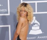 Rihanna affiche un décolleté dans le dos des plus sexy lorsqu'elle arrive à la 54e cérémonie des Grammy Awards au Staples Center de Los Angeles le 12 février 2012  