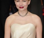 Michelle Williams splendide et élégante sur le tapis rouge des BAFTA awards en robe H&M. Le 12 février 2012