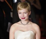 La radieuse Michelle Williams a attiré l\'attention sur le tapis rouge des BAFTA awards en robe H&M. Le 12 février 2012