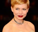 Michelle Williams sur le tapis rouge des BAFTA awards en robe H&M. Le 12 février 2012