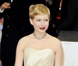 Michelle Williams dérobe les regards dans une robe tapis rouge signée H&M !