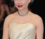 Michelle Williams sur le tapis rouge des BAFTA awards en robe H&M. Le 12 février 2012