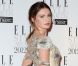 Tali Lennox effectue des premiers pas réussis sur le tapis rouge des Elle Style Awards 2012 avec cette création Julia Macdonald. Londres, le 13 février 2012.