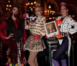 Le trio House of Drama a pimenté de son attitude glam'punk le dîner J&B à l'Hôtel InterContinental de Paris, le 8 février 2012. 