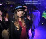 Alma Jodorowsky lors de la folle nuit de l'éphémère Crazy Club de J&B, au coeur du Jardin des Tuileries, à Paris, le 8 février 2012. Après la Chromatic Night en 2010 et l'Excentric Night en 2011, la marque de whisky organisait une Crazy Night pleine de couleurs.