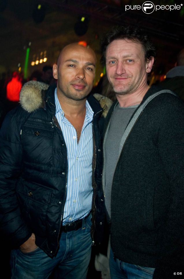 Eric Judor et Jean-Paul Rouve lors de la folle nuit de l'éphémère Crazy Club de J&B, au coeur du Jardin des Tuileries, à Paris, le 8 février 2012. Après la Chromatic Night en 2010 et l'Excentric Night en 2011, la marque de whisky organisait une Crazy Night pleine de couleurs.