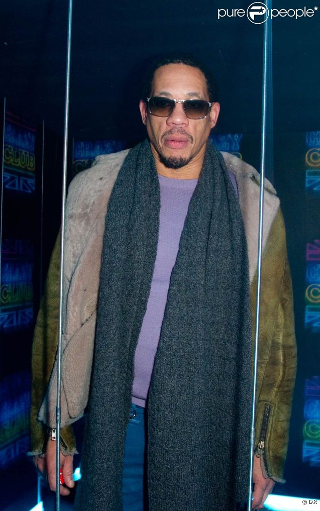JoeyStarr lors de la folle nuit de l'éphémère Crazy Club de J&B, au coeur du Jardin des Tuileries, à Paris, le 8 février 2012. Après la Chromatic Night en 2010 et l'Excentric Night en 2011, la marque de whisky organisait une Crazy Night pleine de couleurs.
