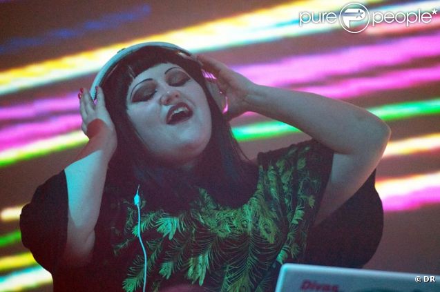 Beth Ditto a assuré un DJ set explosif lors de la folle nuit de l'éphémère Crazy Club de J&B, au coeur du Jardin des Tuileries, à Paris, le 8 février 2012. Après la Chromatic Night en 2010 et l'Excentric Night en 2011, la marque de whisky organisait une Crazy Night pleine de couleurs.
