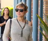 Elsa Pataky s'apprête à déjeuner avec une amie à Los Angeles, le mercredi 1er février 2012.