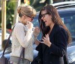 Elsa Pataky s\'apprête à déjeuner avec une amie à Los Angeles, le mercredi 1er février 2012.