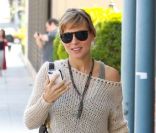 Elsa Pataky s\'apprête à déjeuner avec une amie à Los Angeles, le mercredi 1er février 2012.