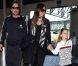 Christian Bale, sa femme Sandra Blazic et leur fille Emmeline, à l'aéroport de Los Angeles le 11 février 2012.