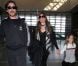 Christian Bale, sa femme Sandra Blazic et leur petite fille Emmeline, à l'aéroport de Los Angeles le 11 février 2012.