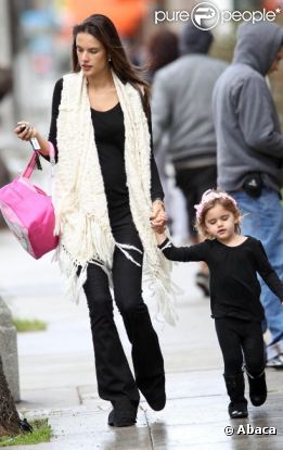 Alessandra Ambrosio avec sa petite fille Anja le 15 février 2012 à Los Angeles
