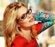 Kate Moss en plein shooting à Londres pour la campagne printemps-été 2012 de Vogue Eyewear.