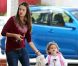 Alessandra Ambrosio semble être en retard alors qu'elle dépose sa fille Anja à l'école à Santa Monica à Los Angeles le 17 février 2012