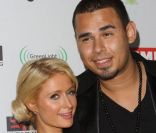 Paris Hilton pose en compagnie du DJ Afrojack lors de la soirée des Grammy's Awards en février 2012 