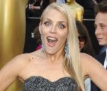 Busy Philipps se rate avec une robe Dolce & Gabbana sur des chaussures fushia Brian Atwood. 84ème cérémonie des Oscars à Los Angeles, le 26 février 2012.