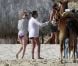 Lea Michel profite des vacances avec un amie sur une plage du Mexique. Février 2012