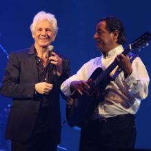 Gérard Lenorman et Chico des Gipsy Kings au Grand Rex, à Paris, le 8 mars 2012.