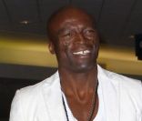 Seal est tout sourire lorsqu\'il arrive à la New Orleans, Los Angeles, le 9 mars 2012<br />