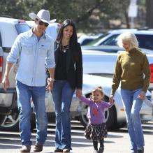 Matthew McConaughey passe la journée en famille avec sa future femme Camila Alves, leurs enfants, Levi et Vida, ainsi que ses parents à Austin, Texas, le 26 février 2012